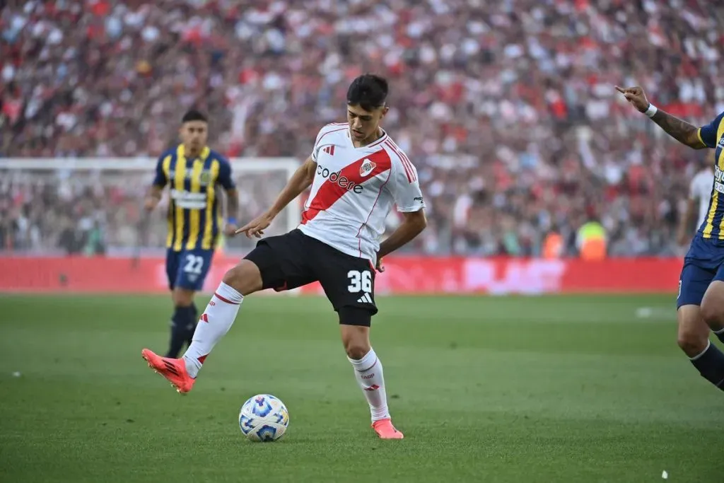 Pablo Solari con pelota dominada. (Foto: Prensa River)