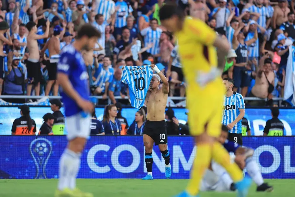 Roger Martínez celebra el tercer gol de Racing en la final de la Copa Sudamericana.