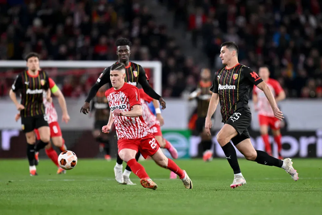 Khusanov disputando una pelota en Lens.