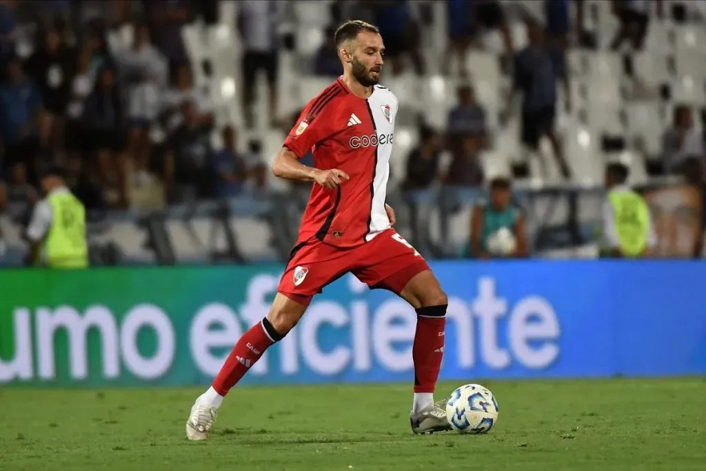 Pezzella con pelota dominada. (Foto: Prensa River)