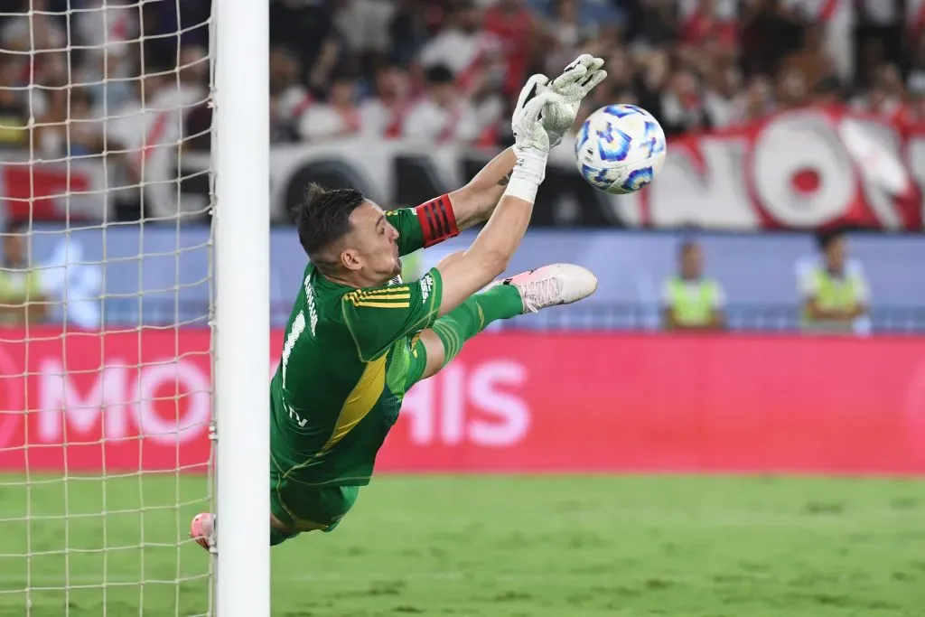 Franco Armani ataja el remate de Tarragona. (Foto: Getty).