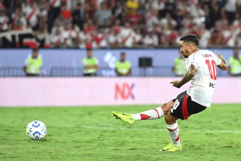 Manuel Lanzini ejecutó el sexto penal y le erró al arco. (Foto: Getty).