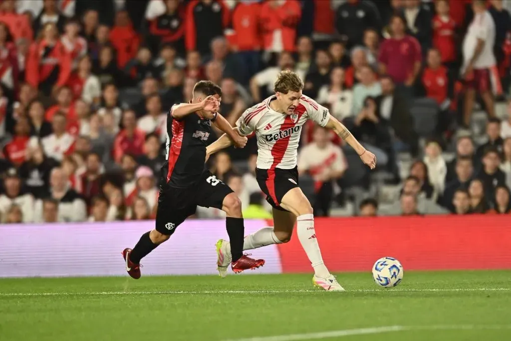 Facundo Colidio en la disputa de la pelota. (Foto: Prensa River)