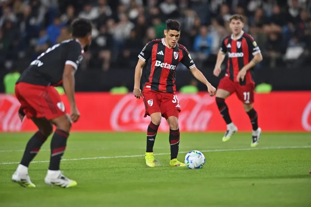 Santiago Lencina con la pelota en los pies. (Foto: Prensa River)
