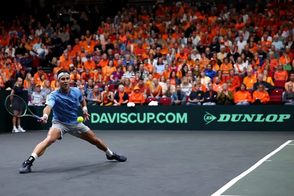 Tomás Etcheverry le dio el primer punto a Argentina ante Países Bajos al superar a Jesper De Jong. (Foto Getty).