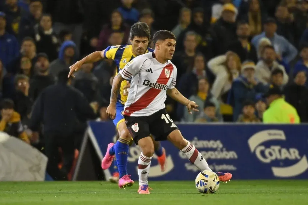 Juan Fernando Quintero con el esférico. (Foto: Prensa River)