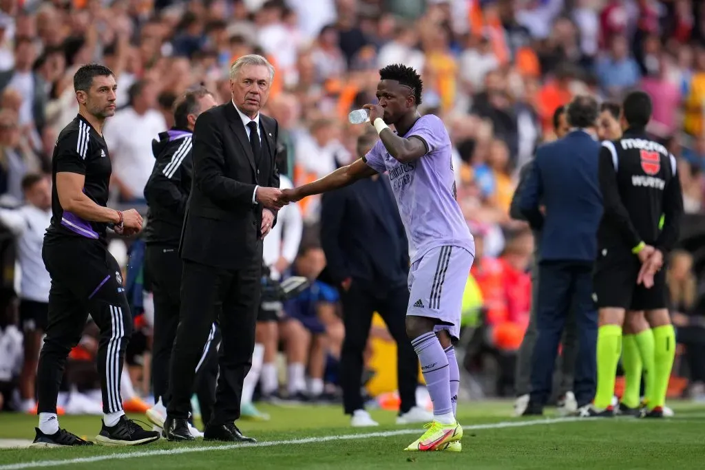 (Photo by Aitor Alcalde/Getty Images) – Carlo Ancelotti e Vinícius Júnior