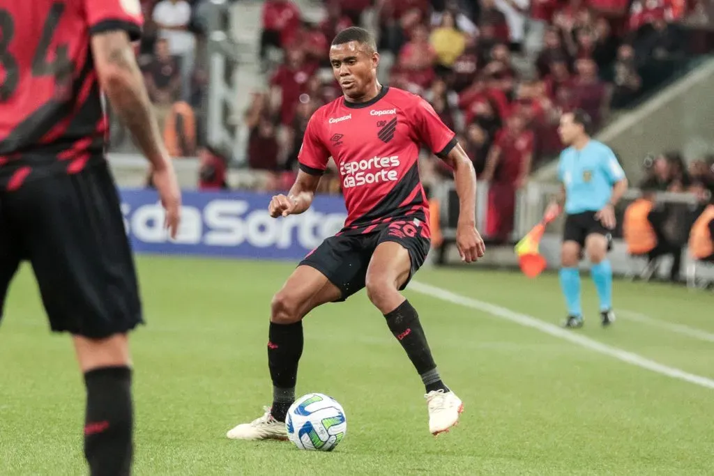 Foto: (Robson Mafra/AGIF) – Assim como Vitor Roque, Erick foi liberado pelo DM para a próxima partida do Furacão