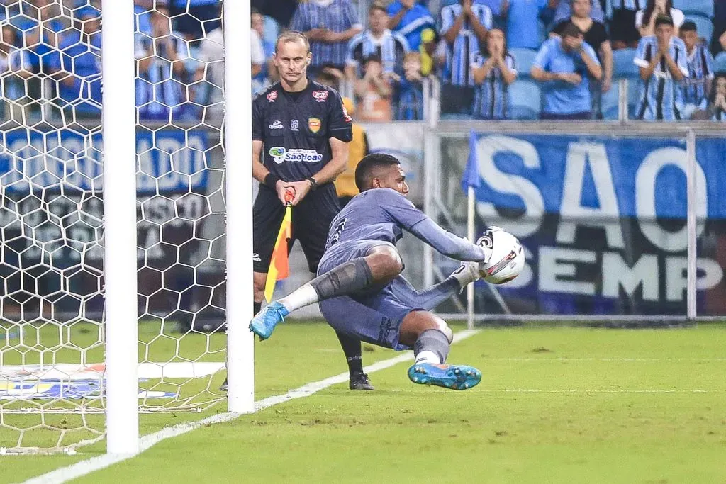 Foto: Fernando Alves/AGIF – Goleiro deve ser titular contra o Furacão.