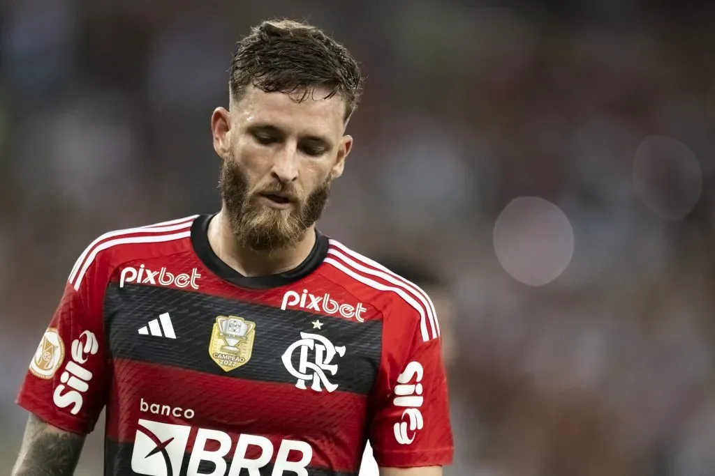 Foto: Jorge Rodrigues/AGIF – Léo Pereira é um dos zagueiros que Sampaoli tem hoje à disposição