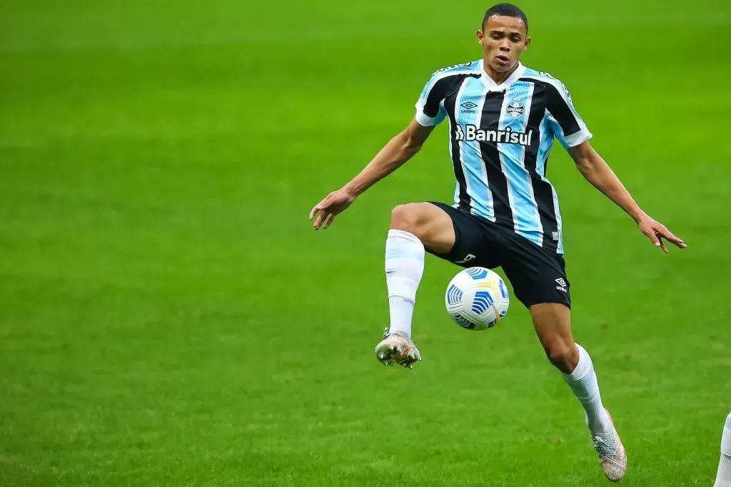 Foto: Pedro H. Tesch/AGIF – Vanderson é mais uma joia da base do Grêmio.