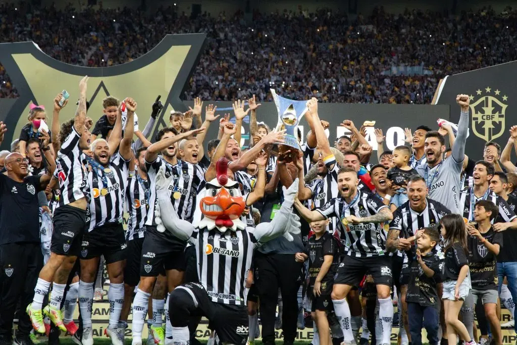 MG – Belo Horizonte – 05/12/2021 – BRASILEIRO A 2021 – ATLETICO-MG X BRAGANTINO – Jogadores do Atletico-MG comemoram titulo de campeao durante cerimonia de premiacao apos vitoria contra o Bragantino em partida no estadio Mineirao pela decisao do campeonato Brasileiro A 2021. Foto: Fernando Moreno/AGIF