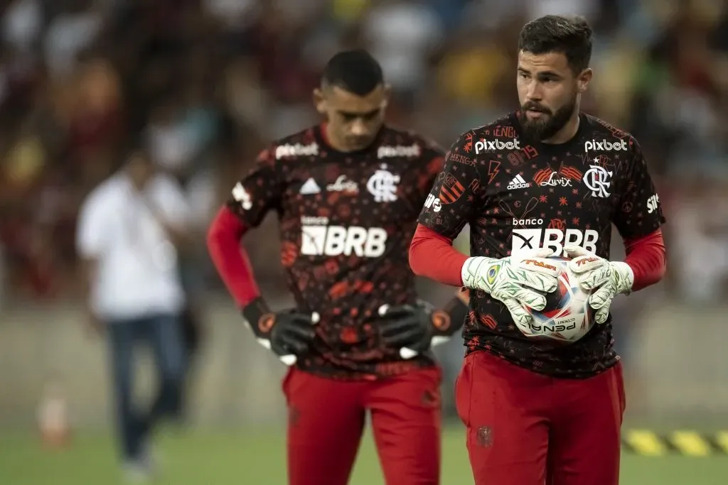 Gabigol e Matheus Cunha no último jogo. Na primeira imagem, o