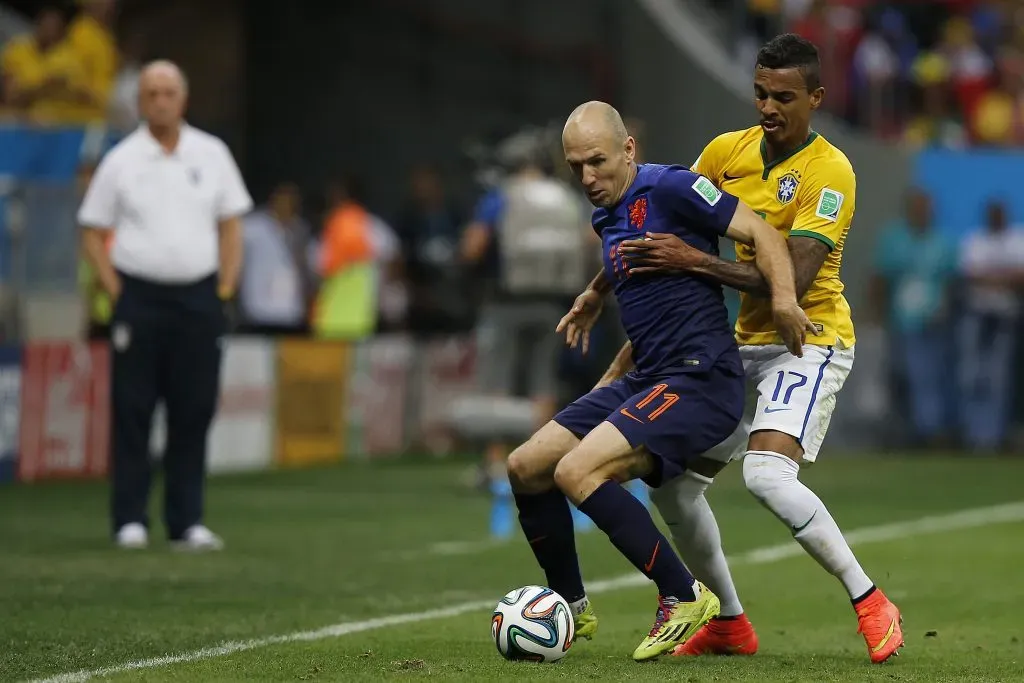 Luiz Gustavo do Brasil disputa lance com Robben da Holanda durante partida de disputa de terceiro lugar da Copa do Mundo 2014 no Estadio Nacional Mane Garrincha. Foto: Wagner Meier/AGIF