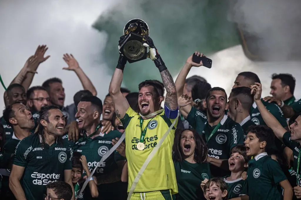 Momento em que Tadeu levanta a taça da Copa Verde 2023. Foto: Isabela Azine/AGIF