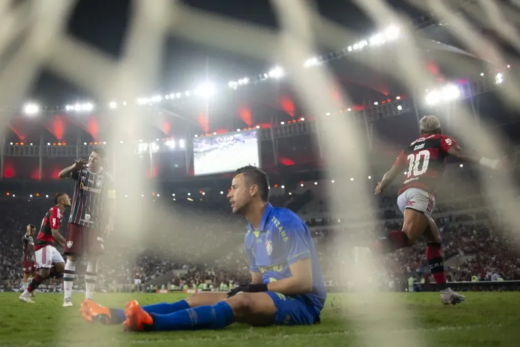 RJ – RIO DE JANEIRO – 01/06/2023 – COPA DO BRASIL 2023, FLAMENGO X FLUMINENSE – Gabi jogador do Flamengo comemora enquanto Fabio goleiro do Fluminense lamenta durante partida no estadio Maracana pelo campeonato Copa do Brasil 2023. Foto: Jorge Rodrigues/AGIF