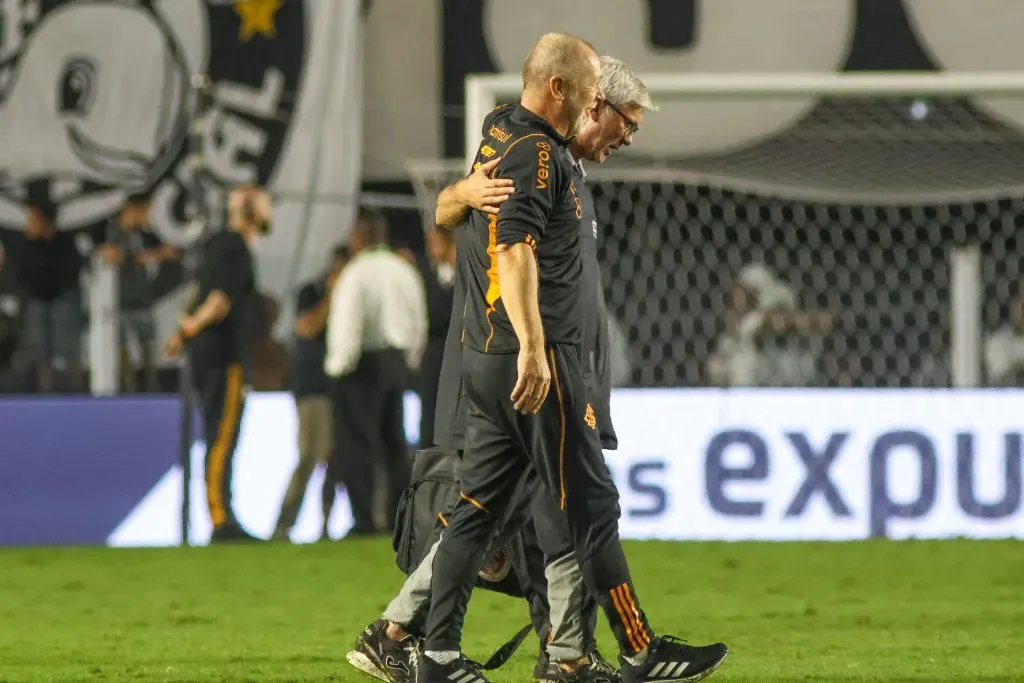 Foto: Fernanda Luz/AGIF – Mano e Odair deixaram o gramado conversando após o empate.