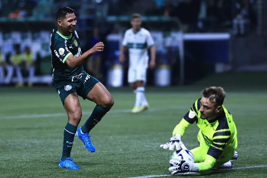 Foto: Ettore Chiereguini/AGIF – Rony, jogador do Palmeiras, disputa lance com Gabriel, jogador do Coritiba, durante partida no Estádio Arena Allianz Parque