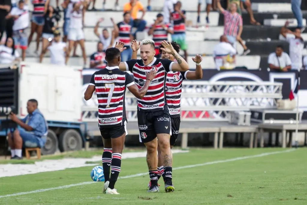 Foto: Rafael Vieira/AGIF – Emerson Galego, jogador do Santa Cruz, comemora seu gol durante partida contra o Sousa no estadio Arruda pelo campeonato Brasileiro D 2023.