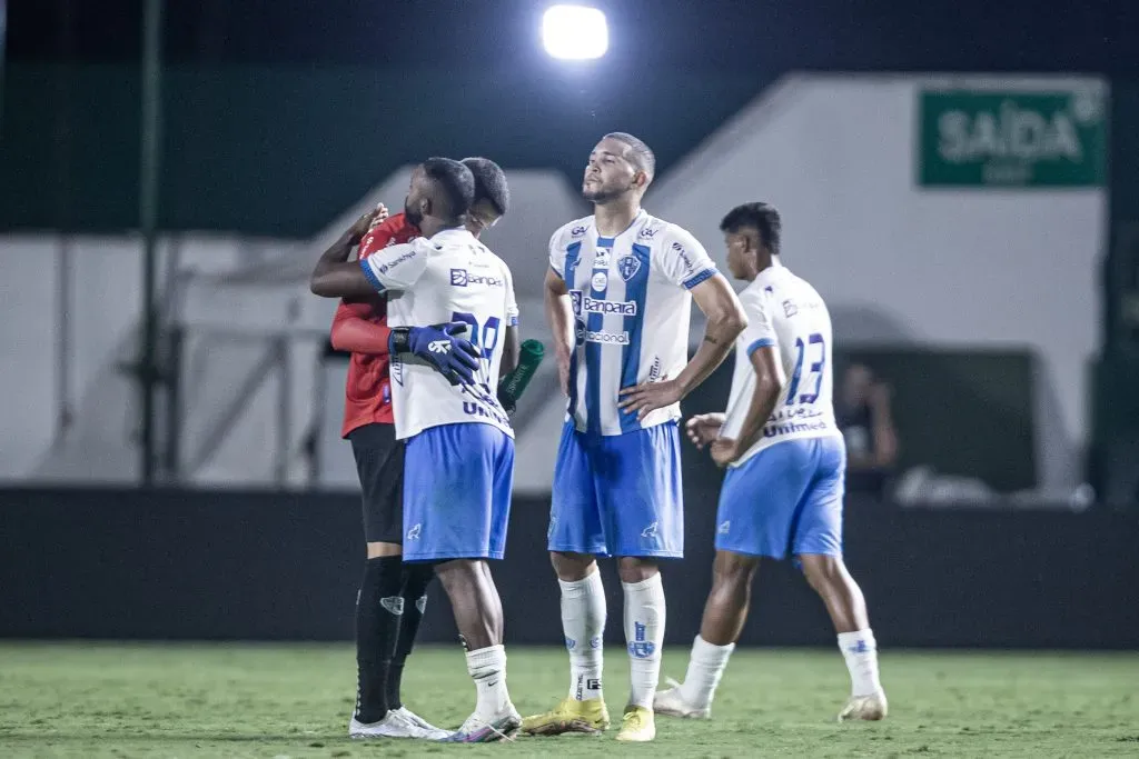 Foto: Heber Gomes/AGIF – jogador do Paysandu lamenta derrota ao final da partida contra o Goias no estadio Serrinha pelo campeonato Copa Verde 2023.