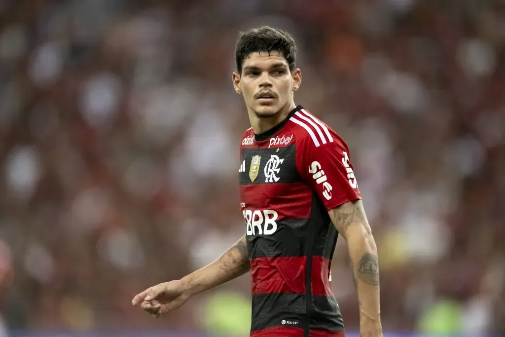 RJ – RIO DE JANEIRO – 16/04/2023 – BRASILEIRO A 2023, FLAMENGO X CORITIBA – Ayrton Lucas jogador do Flamengo durante partida contra o Coritiba no estadio Maracana pelo campeonato BRASILEIRO A 2023. Foto: Jorge Rodrigues/AGIF