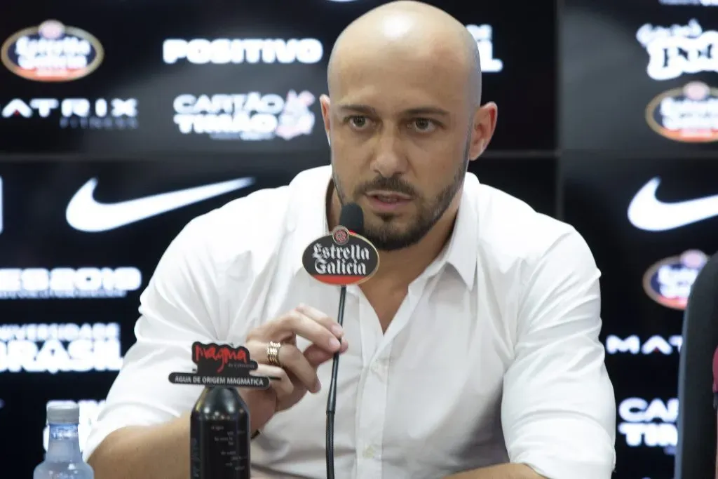 Foto: Daniel Vorley/AGIF – Alessandro está pressionado no Corinthians.