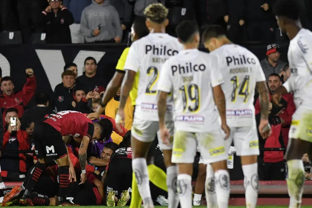 Foto: Fotobairesarg/AGIF – Santos perdeu para o Newell’s Old Boys