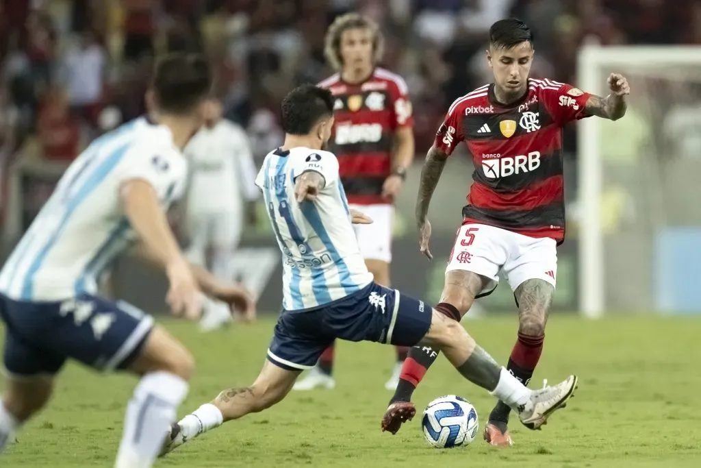 RJ – RIO DE JANEIRO – 08/06/2023 – LIBERTADORES 2023, FLAMENGO X RACING – Erick Pulgar jogador do Flamengo durante partida contra o Racing no estadio Maracana pelo campeonato Libertadores 2023. Foto: Jorge Rodrigues/AGIF