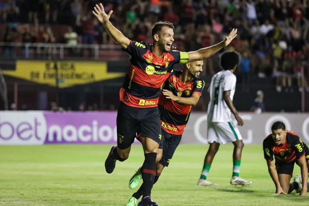 Foto: Rafael Vieira/AGIF – Rafael Thyere, jogador do Sport, comemora seu gol durante partida contra o Belo Jardim, no estadio Ilha do Retiro pelo campeonato Pernambucano 2023.