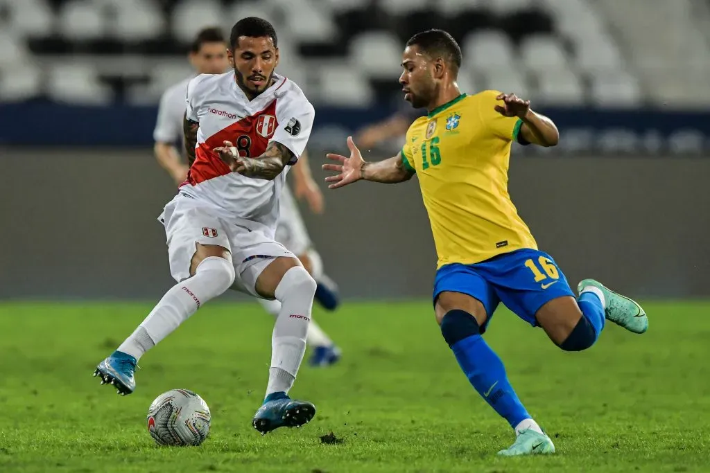 Foto: Thiago Ribeiro/AGIF – Renan Lodi não será reforço do Corinthians.