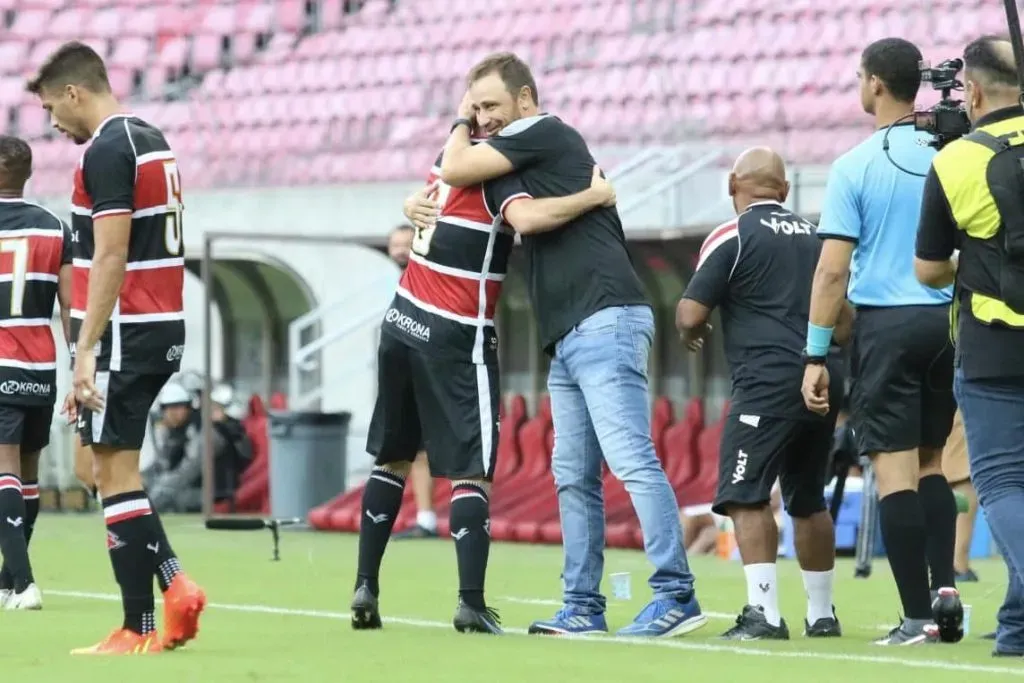 Foto: Reprodução das Redes Sociais do Santa Cruz – Pipico e Felipe Conceição em jogo contra o Belo Jardim, onde o Cobra Coral venceu por 3 a 1, com três gols do Pipico