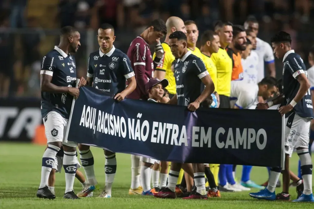 Foto: Fernando Torres/AGIF – Jogadores posam para fotos com faixa e a inscrição: “Aqui, racismo não entra em campo”, em manifestacao contra o racismo antes da partida entre Remo e Confianca  no estadio Baenao pelo campeonato Brasileiro C 2023.