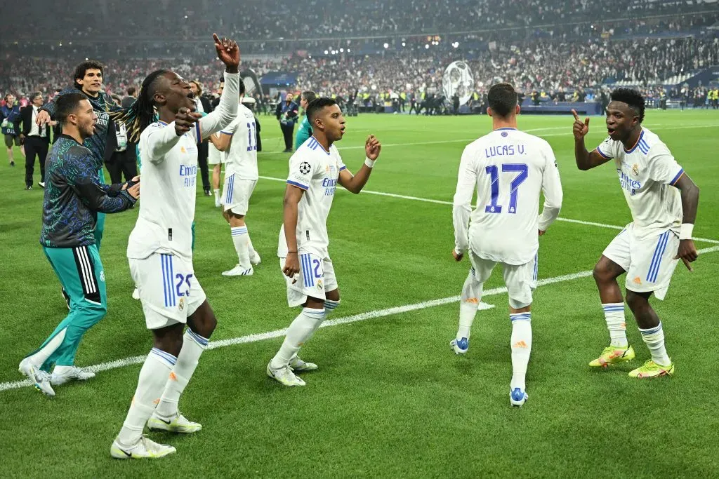 (Photo by David Ramos/Getty Images) – Vinícius Júnior, Rodrygo e Camavinga comemorando título pelo Real