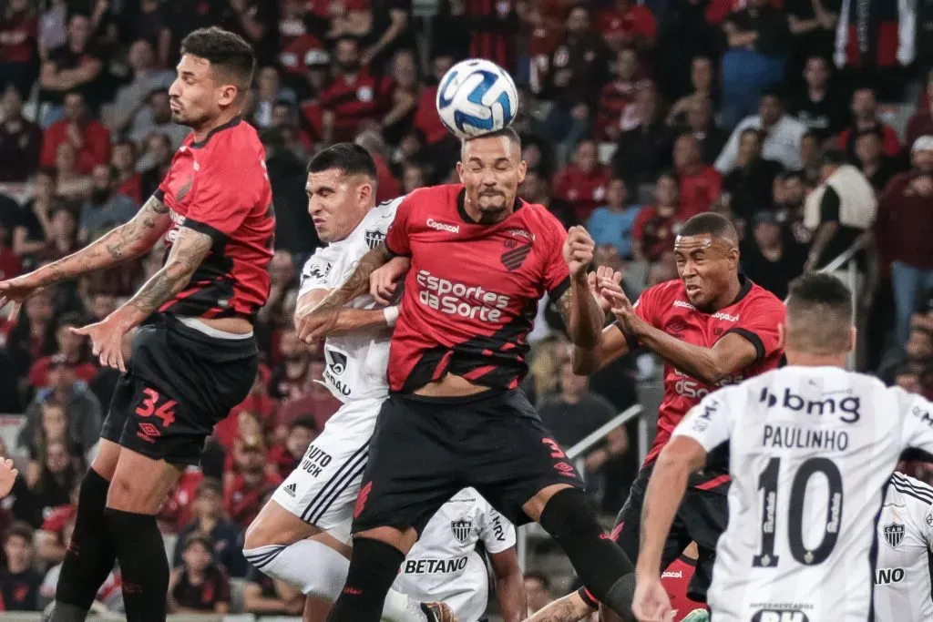 Foto: Robson Mafra/AGIF – Zé Ivaldo começou a temporada como titular da zaga do Athletico, mas perdeu espaço com Paulo Turra