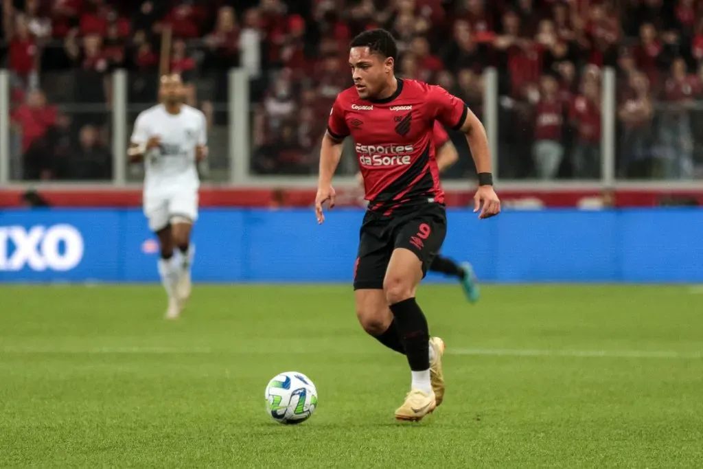 PR – CURITIBA – 03/06/2023 – BRASILEIRO A 2023, ATHLETICO-PR X BOTAFOGO – Vitor Roque jogador do Athletico-PR durante partida contra o Botafogo no estadio Arena da Baixada pelo campeonato BRASILEIRO A 2023. Foto: Robson Mafra/AGIF