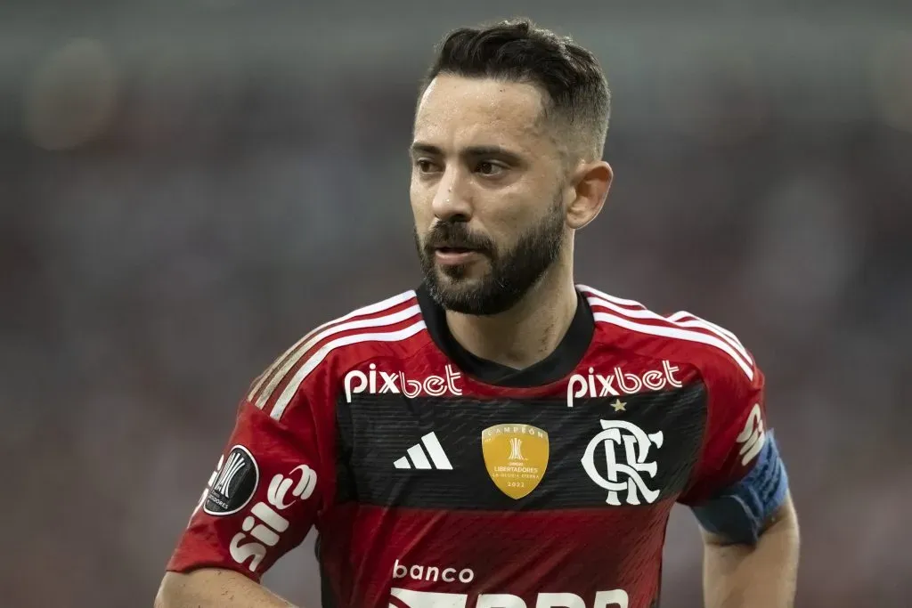 Foto: Jorge Rodrigues/AGIF – Éverton Ribeiro tem contrato no Flamengo até dezembro e Braz quer falar com camisa 7 somente no fim das competições