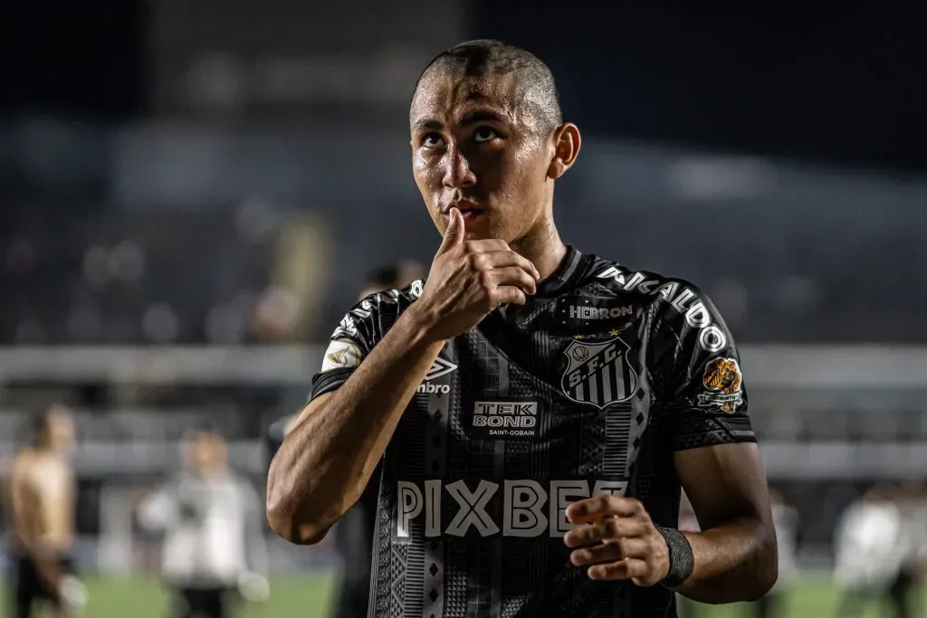 Foto: Raul Baretta/AGIF – Miguelito, jogador do Santos, em sua estreia durante partida contra o Juventude no estadio Vila Belmiro pelo campeonato Brasileiro A 2022.