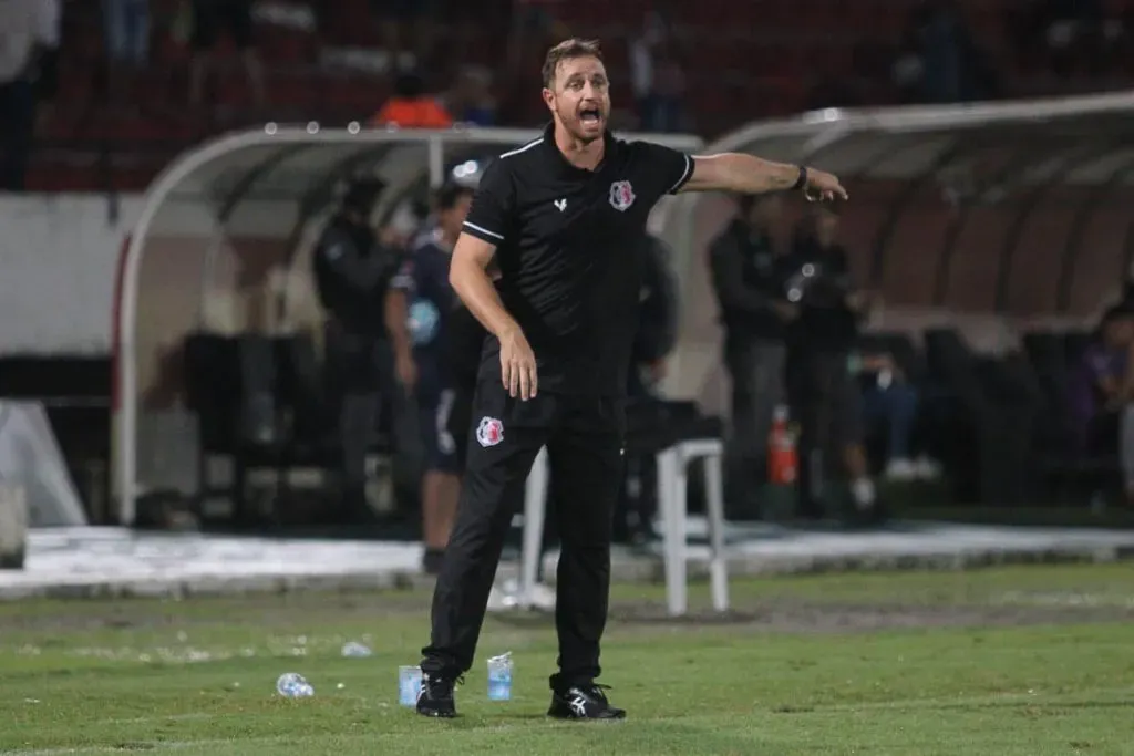 Foto: Evelyn Victoria/ Santa Cruz – Felipe Conceição, no Arruda, com o apoio da Nação Coral, o Santa Cruz fez 3×0 sobre o Globo/RN, com gols de Emerson Galego, Yan Oliveira e Miullen, dia 14 de junho