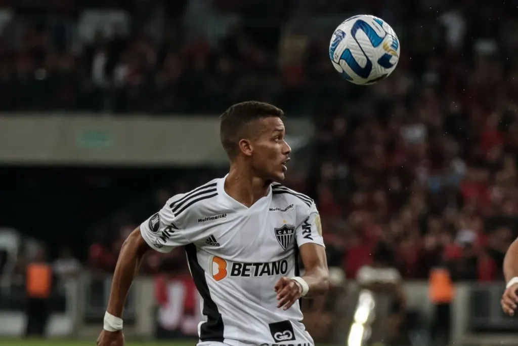 PR – CURITIBA – 18/04/2023 – LIBERTADORES 2023, ATHLETICO-PR X ATLETICO-MG – Pedrinho jogador do Atletico-MG durante partida contra o Athletico-PR no estadio Arena da Baixada pelo campeonato Libertadores 2023. Foto: Robson Mafra/AGIF