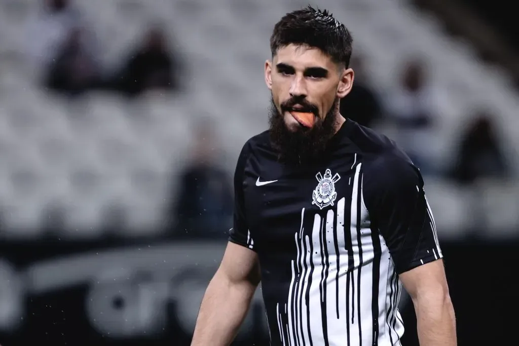 Foto: Ettore Chiereguini/AGIF – Bruno Mendez, jogador do Corinthians, durante aquecimento antes da partida contra o Santos no estadio Arena Corinthians pelo campeonato Brasileiro A 2022.