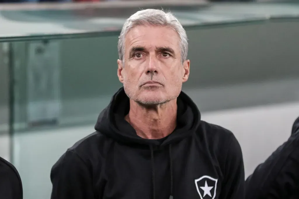 Foto: Robson Mafra/AGIF – O técnico tem multa rescisória alta no Botafogo