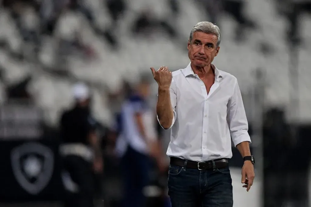 RJ – RIO DE JANEIRO – 10/06/2023 – BRASILEIRO A 2023, BOTAFOGO X FORTALEZA – Luis Castro tecnico do Botafogo durante partida contra o Fortaleza no estadio Engenhao pelo campeonato BRASILEIRO A 2023. Foto: Thiago Ribeiro/AGIF