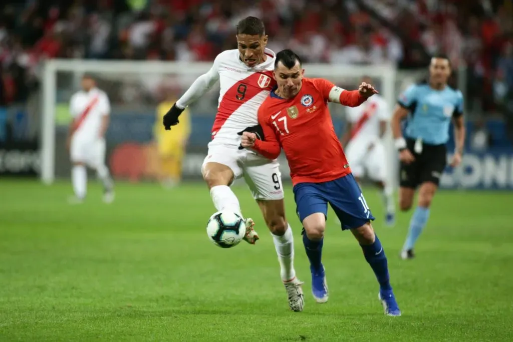 Foto: Guilherme Hahn/AGIF – Gary Medel em disputa de bola com Paolo Guerrero pela Copa América de 2019