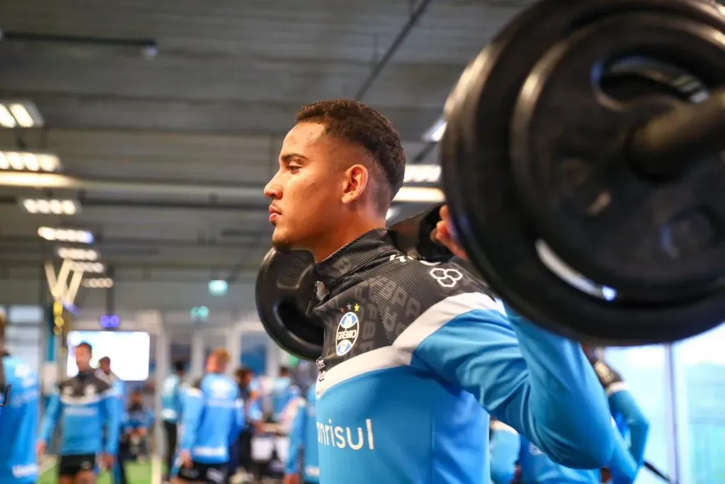 Foto: Lucas Uebel/Grêmio – Atacante André Henrique realizarando trabalhos de musculação na academia