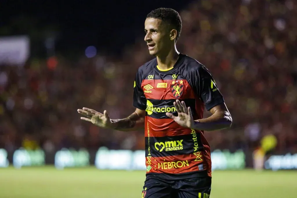 Foto: Rafael Vieira/AGIF – Luciano Juba, jogador do Sport, comemorando seu gol durante partida contra o Ceara no estadio Ilha do Retiro pelo campeonato Copa do Nordeste 2023.