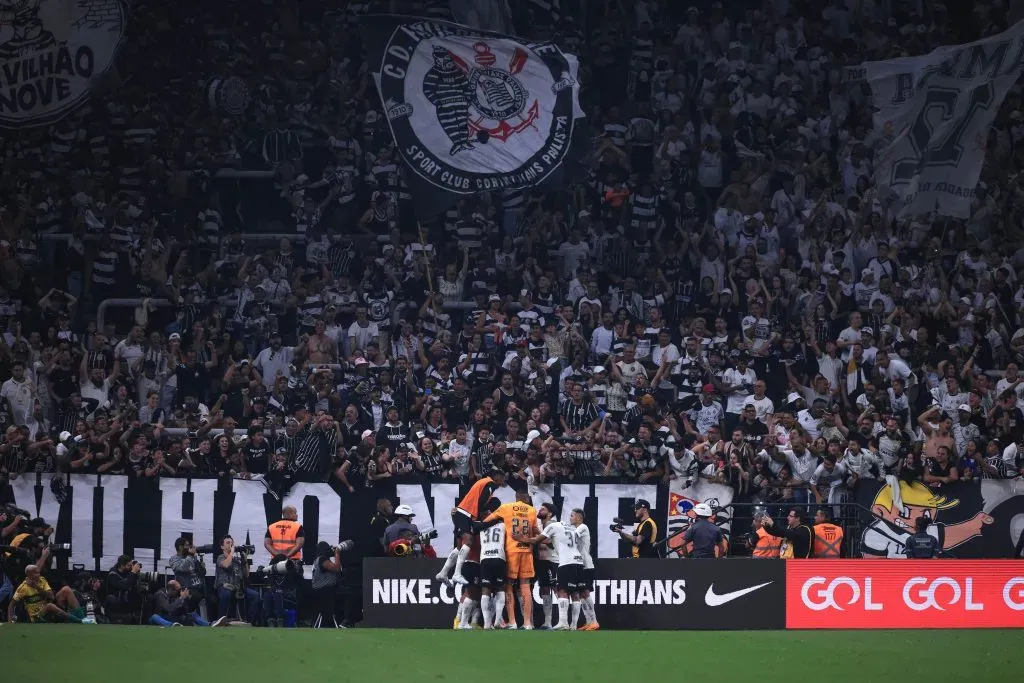 Corinthians comemora seu gol com jogadores do seu time durante partida contra o Cuiabá no estadio Arena Corinthians pelo Brasileirão 2023. Foto: Ettore Chiereguini/AGIF