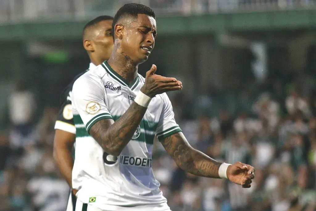 Foto: Gabriel Machado/AGIF – Alef Manga jogador do Coritiba lamenta chance perdida durante partida contra o Santos no estadio Couto Pereira pelo campeonato BRASILEIRO A 2023.