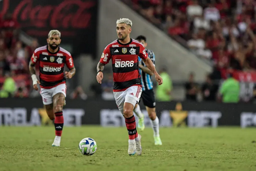 Foto: Thiago Ribeiro/AGIF – De Arrascaeta, jogador do Flamengo, durante partida contra o Gremio no estadio Maracana pelo campeonato BRASILEIRO A 2023.