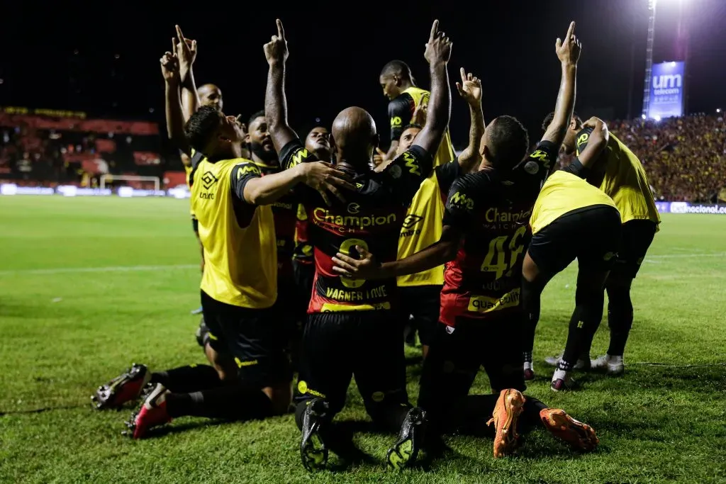 Foto: Rafael Vieira/AGIF – Vagner Love, jogador do Sport, comemora seu gol durante partida contra o Vila Nova-GO no estadio Ilha do Retiro pelo campeonato BRASILEIRO B 2023.