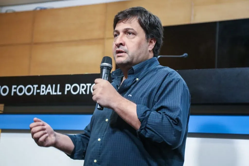 Aberto Guerra afirmando que Suárez pode ter que colocar prótese no joelho. Foto: Lucas Uebel/ Grêmio